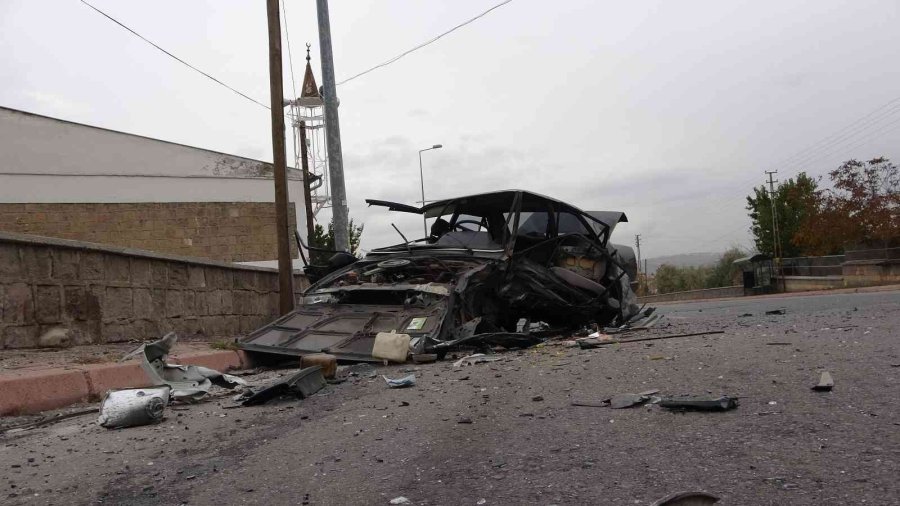 Feci Kazada Otomobil Parçalara Bölündü