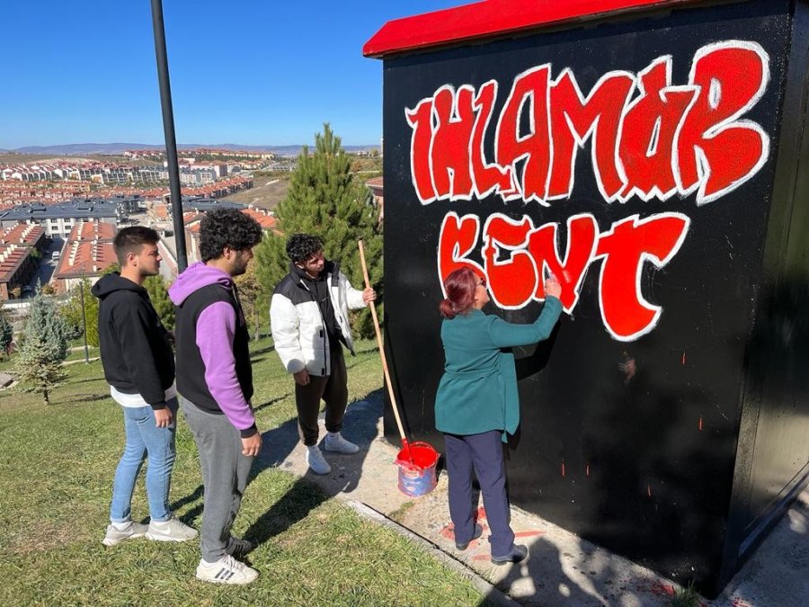 Mahalleyi Güzelleştirmek İçin Gençler Ve Muhtar Güç Birliği Yaptı