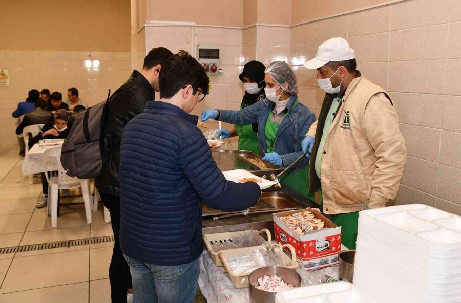 Üniversitelilere Yemek Desteği Sürüyor