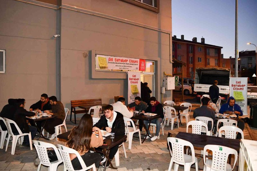 Üniversitelilere Yemek Desteği Sürüyor