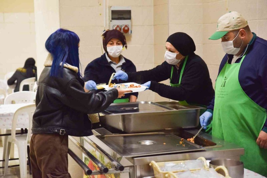 Üniversitelilere Yemek Desteği Sürüyor