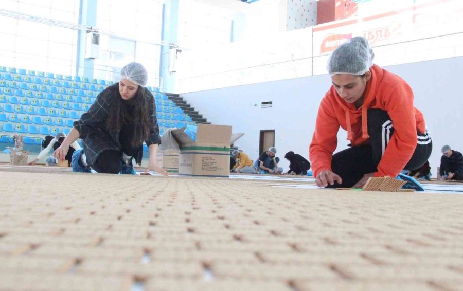 3 Ton Bisküviden Yapılan Dünyanın En Büyük Buğday Başağı Mozaiği Tamamlanmak Üzere