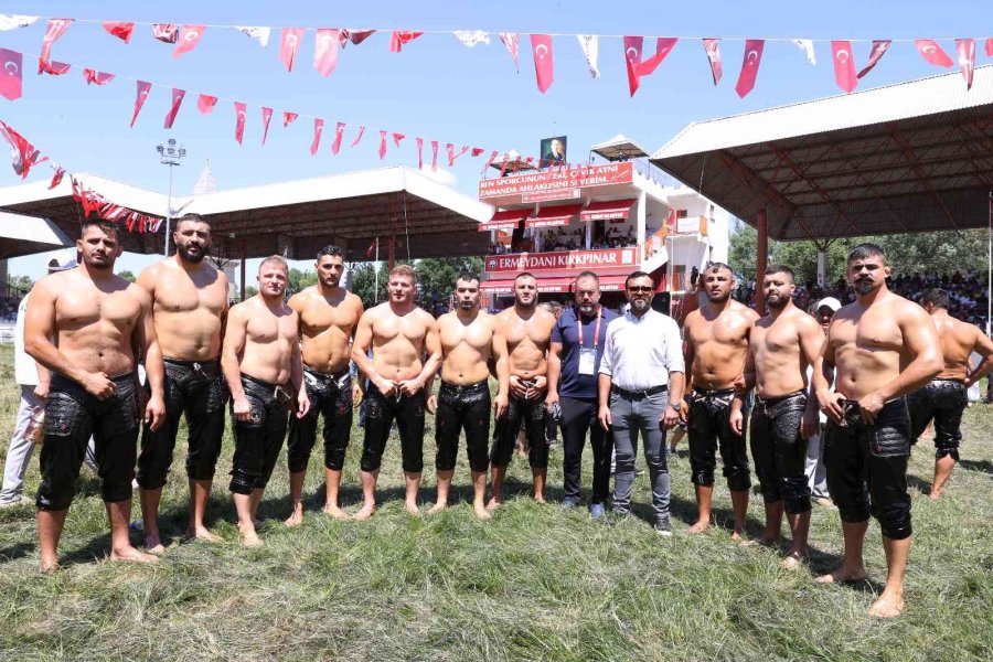 Antalya Büyükşehir Güreşçileri Sezona Damga Vurdu