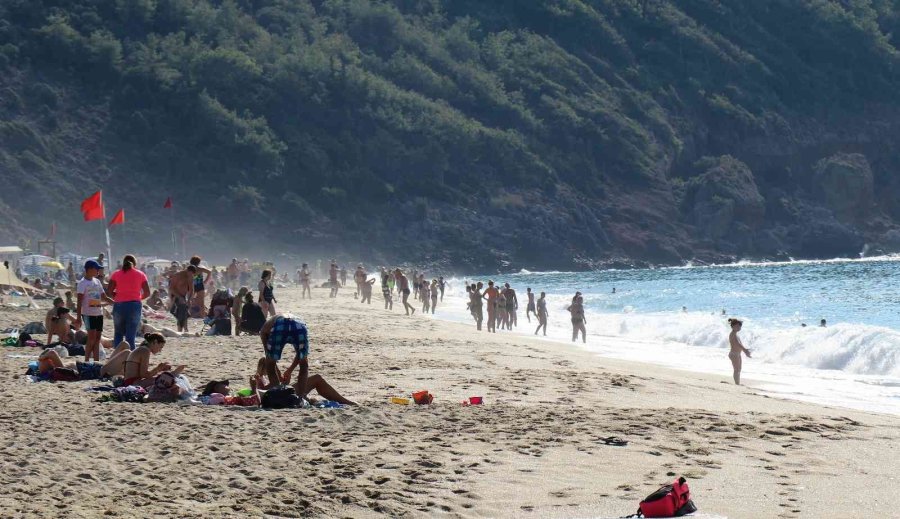 Yurtta Soğuk Hava Etkili Olurken Alanya’da Deniz Keyfi Yaptılar