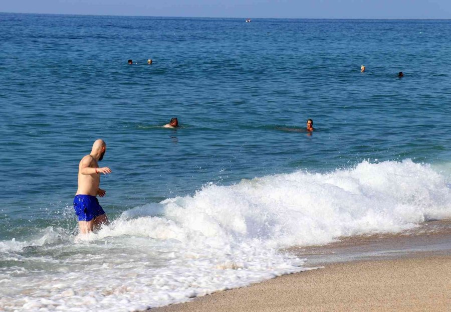 Yurtta Soğuk Hava Etkili Olurken Alanya’da Deniz Keyfi Yaptılar