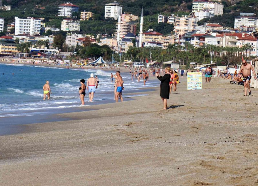 Yurtta Soğuk Hava Etkili Olurken Alanya’da Deniz Keyfi Yaptılar