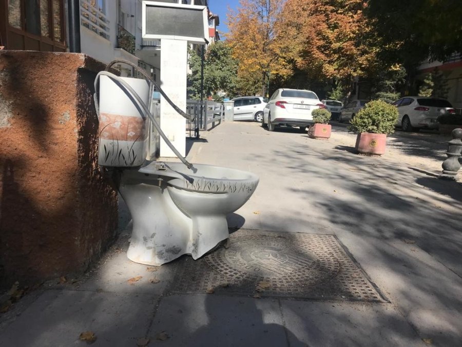 Kaldırımda Bulunan Klozet Vatandaşları Şaşkına Çevirdi