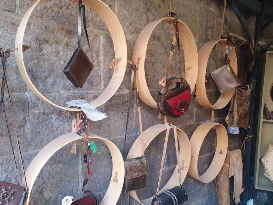 Türk Tarihini Eserleri İle Yaşatıyor