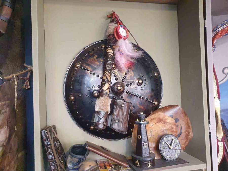 Türk Tarihini Eserleri İle Yaşatıyor