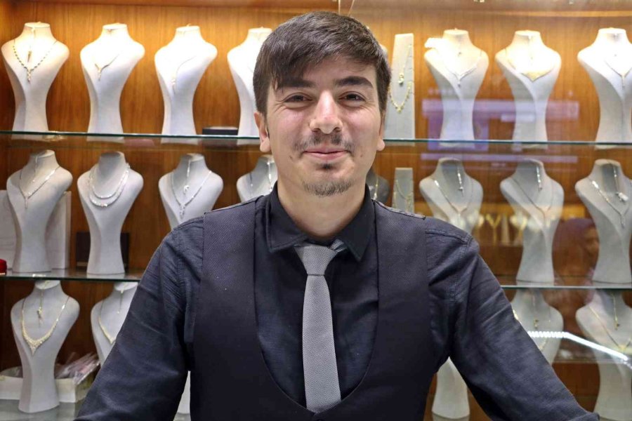 “kuyumcu Soyuldu, Senin Kimlik Fotokopin Çıktı’ Yalanıyla 115 Bin Lirasından Oluyordu