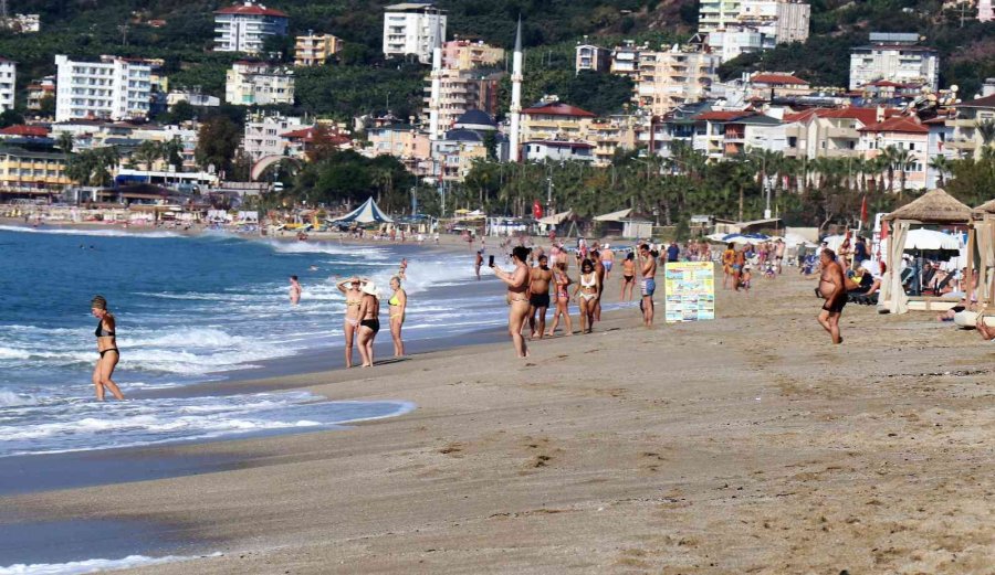 Yurtta Soğuk Hava Etkili Olurken Alanya’da Deniz Keyfi Yaptılar