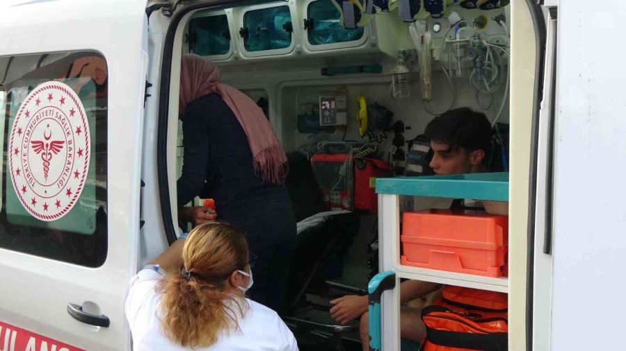 Park Halindeki Araca Çarpan Otomobil Takla Attı: 3 Yaralı