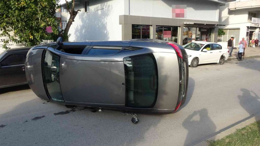 Park Halindeki Araca Çarpan Otomobil Takla Attı: 3 Yaralı