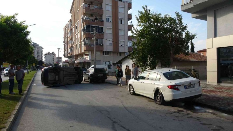 Park Halindeki Araca Çarpan Otomobil Takla Attı: 3 Yaralı