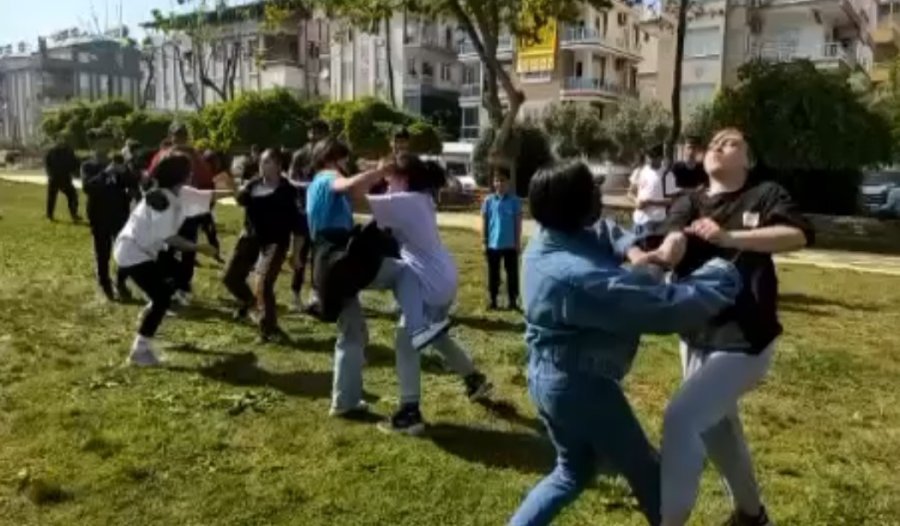Antalya’da Kız Öğrenciler Yine Saç Saça Baş Başa Kavga Etti