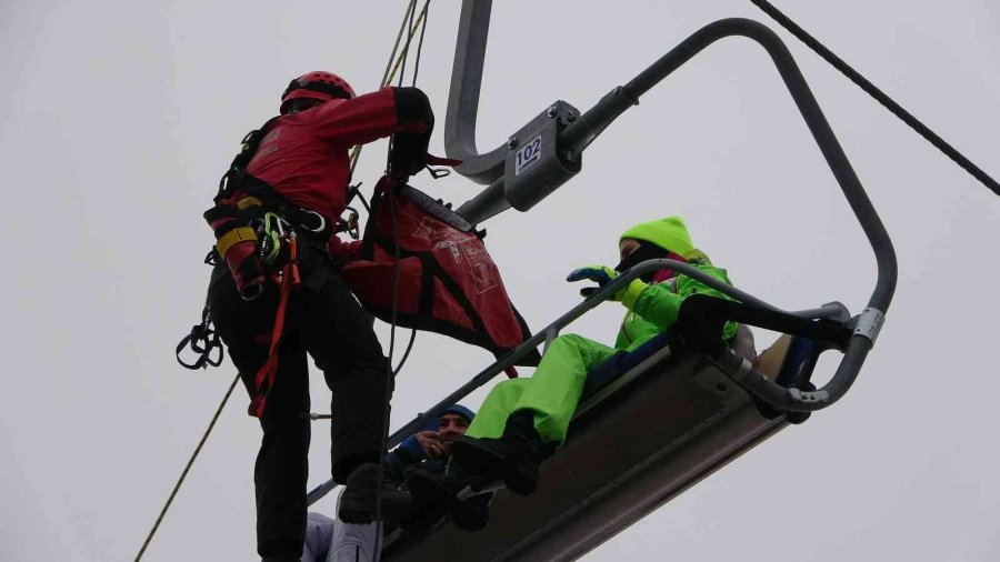 Erciyes’te Gerçeğini Aratmayan Tatbikat: Teleferikte Mahsur Kalanlar Kurtarıldı