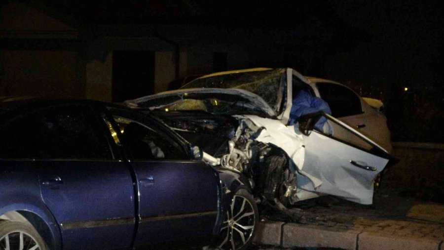 Kayseri’de İki Otomobil Kafa Kafaya Çarpıştı: 2 Ölü, 6 Yaralı