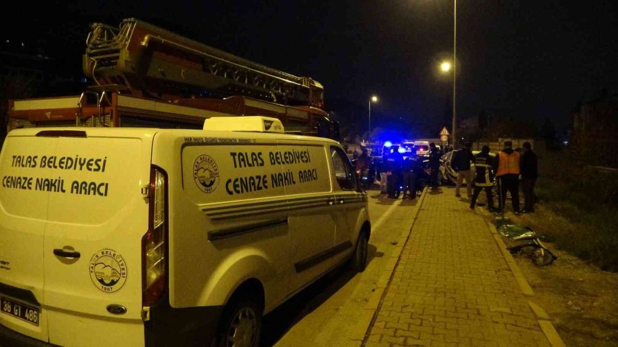 Kayseri’de İki Otomobil Kafa Kafaya Çarpıştı: 2 Ölü, 6 Yaralı