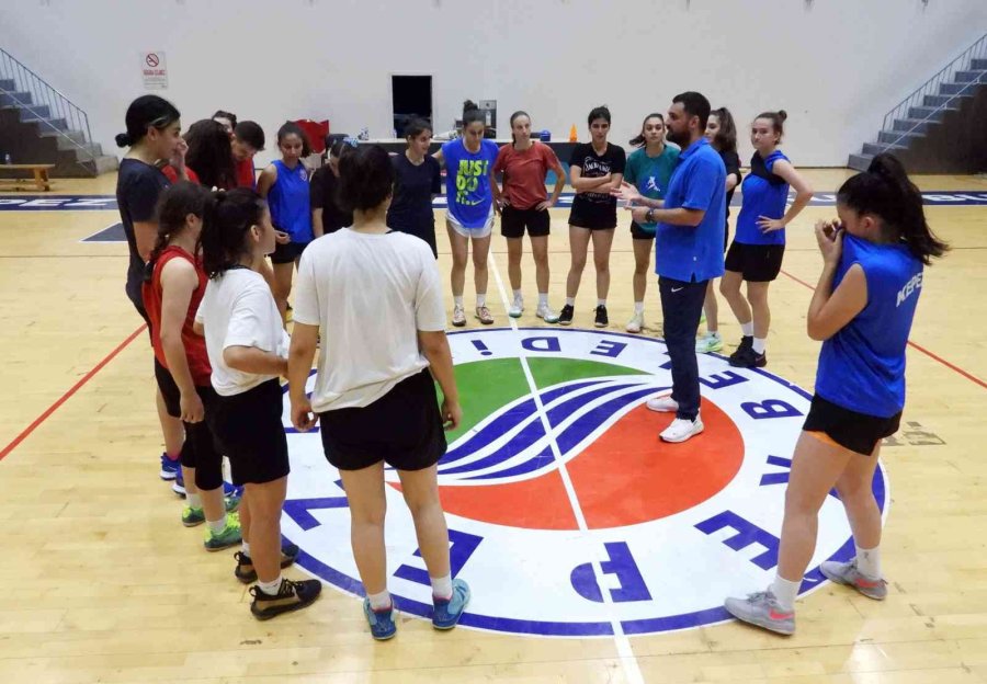 Kepez’in Kız Basketbol Takımı Şampiyonluğa Yürüyor