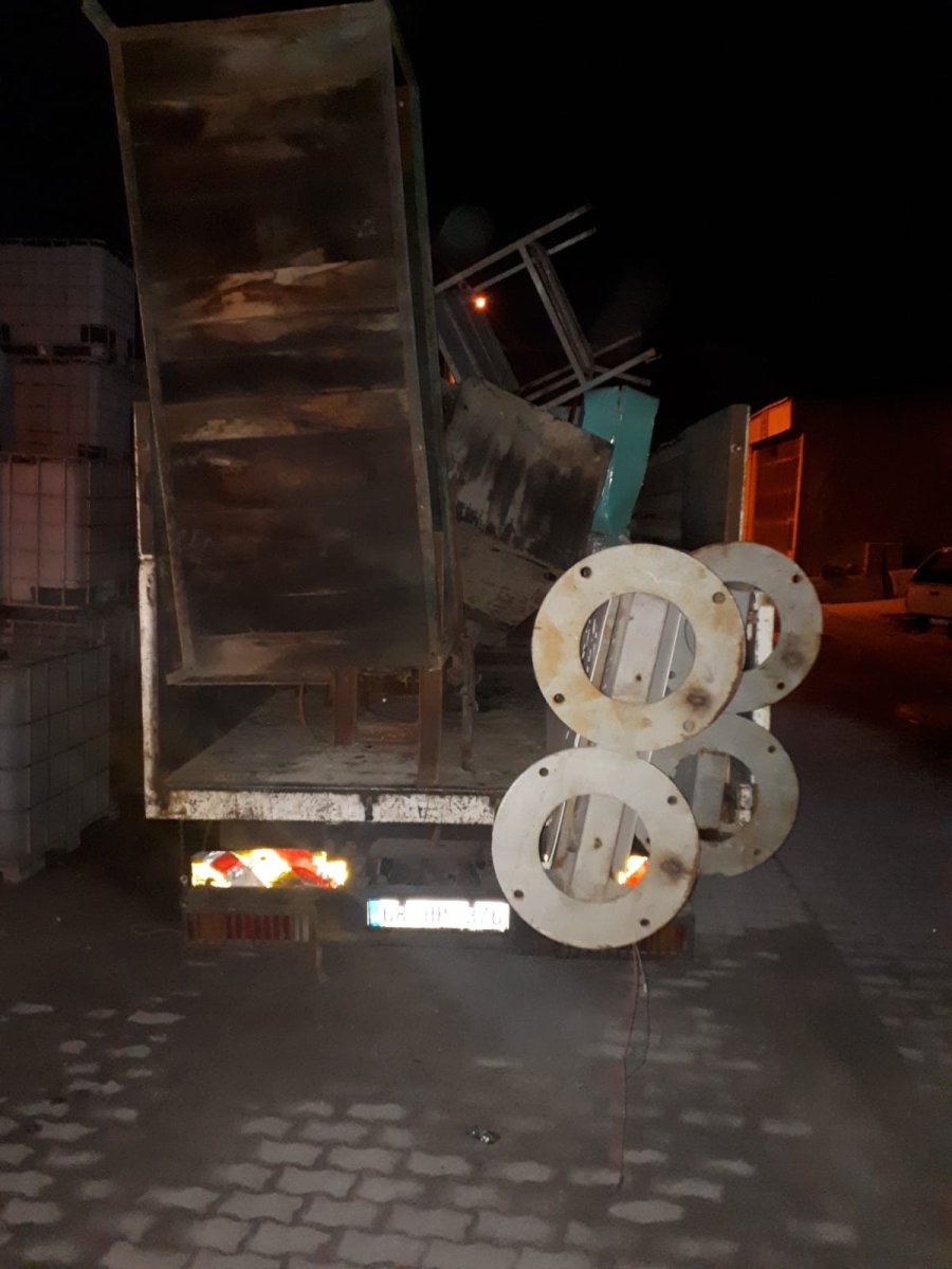 Konya’da 80 Bin Liralık Hurdayı Kamyonetlerle Çalan Hırsızlar Yakalandı