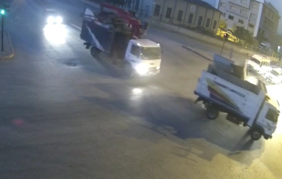 Konya’da 80 Bin Liralık Hurdayı Kamyonetlerle Çalan Hırsızlar Yakalandı