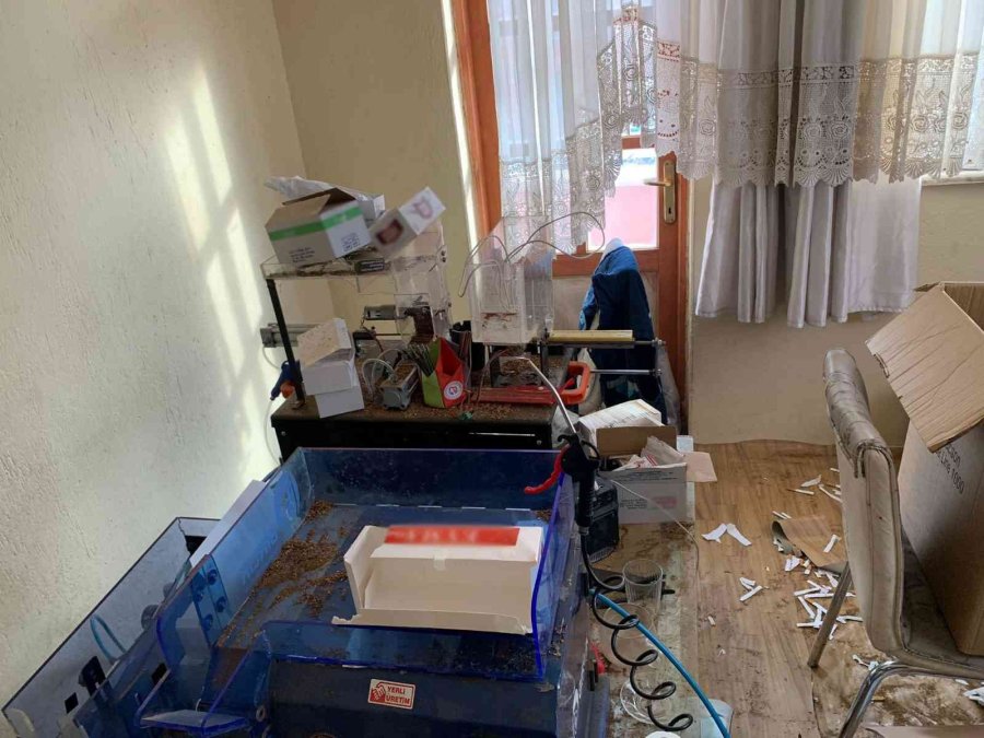 Ev Değil Sigara İmalathanesi Çıktı