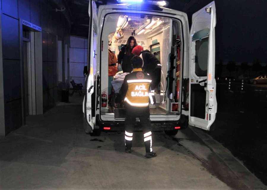 Evinin Önünde Bıçaklanan Kişi Hastaneye Kaldırıldı