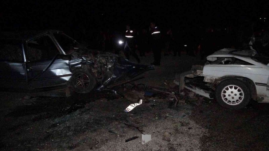 Otomobiller Kafa Kafaya Çarpıştı: 2 Ölü, 5 Yaralı