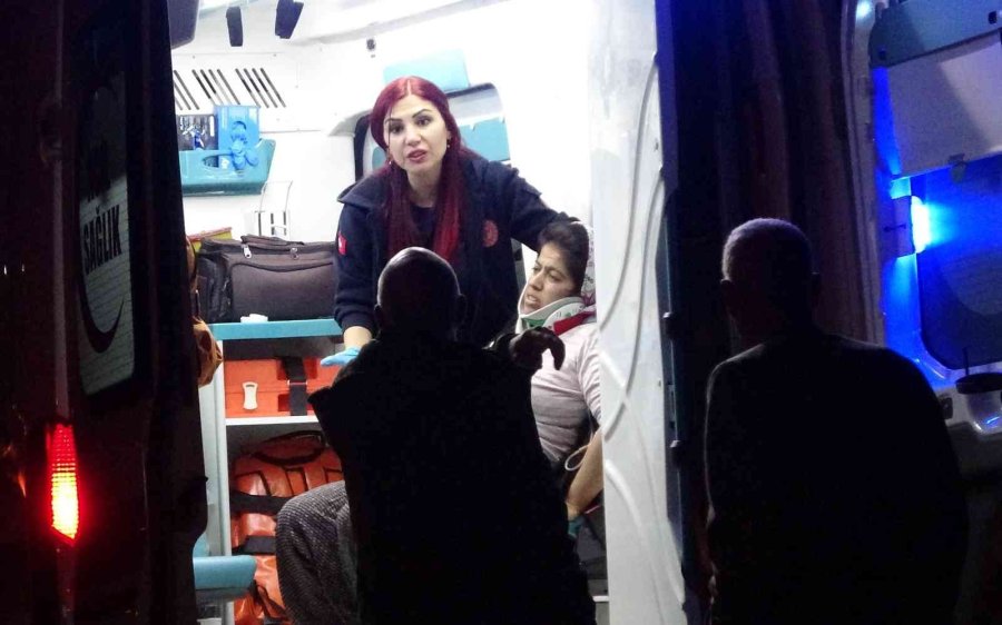 Otomobiller Kafa Kafaya Çarpıştı: 2 Ölü, 5 Yaralı