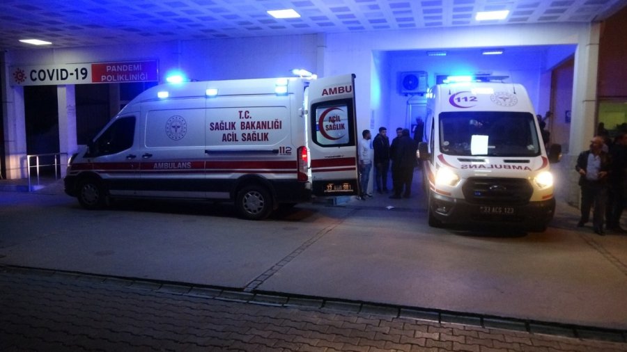 Otomobiller Kafa Kafaya Çarpıştı: 2 Ölü, 5 Yaralı