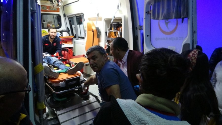 Otomobiller Kafa Kafaya Çarpıştı: 2 Ölü, 5 Yaralı