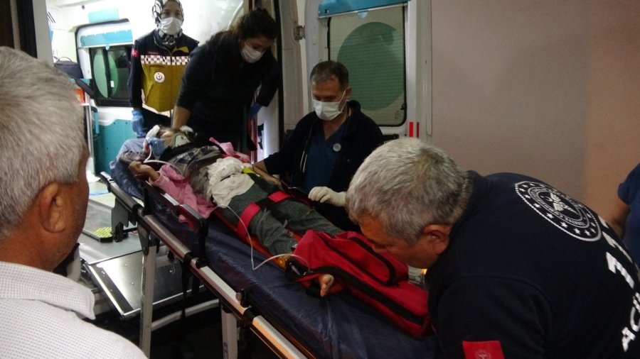 Otomobiller Kafa Kafaya Çarpıştı: 2 Ölü, 5 Yaralı