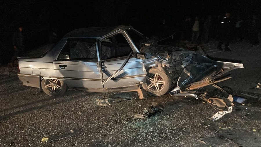 Otomobiller Kafa Kafaya Çarpıştı: 2 Ölü, 5 Yaralı