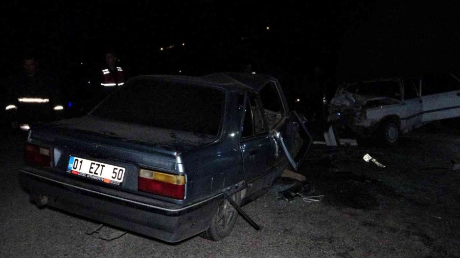 Otomobiller Kafa Kafaya Çarpıştı: 2 Ölü, 5 Yaralı