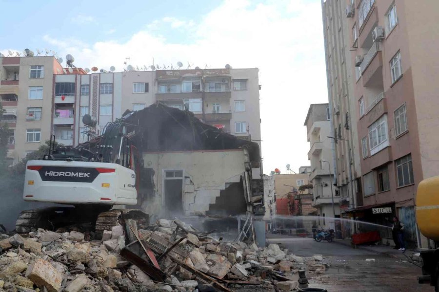 Mersin’de Tehlike Oluşturan 3 Metruk Bina Yıkıldı