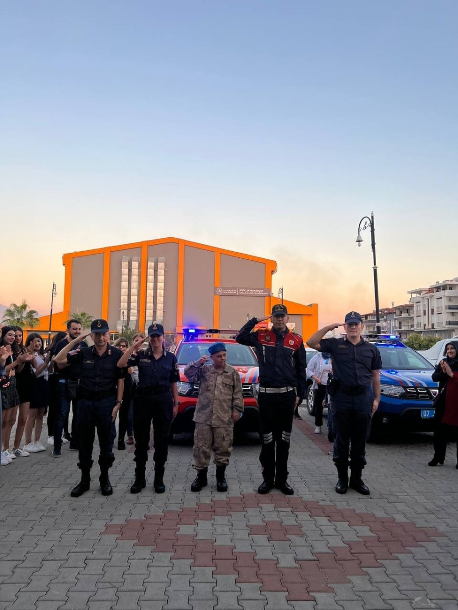 Down Sendromlu Niyazi’ye Davullu-zurnalı Asker Eğlencesi