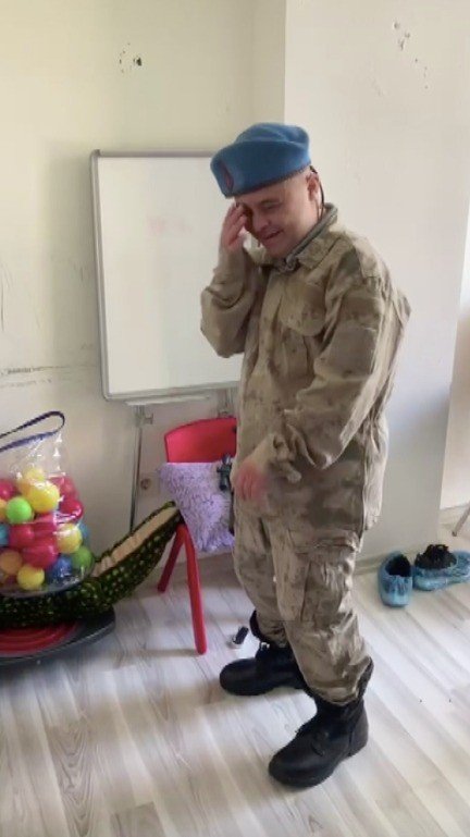 Down Sendromlu Niyazi’ye Davullu-zurnalı Asker Eğlencesi