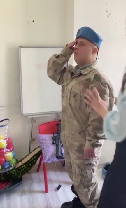 Down Sendromlu Niyazi’ye Davullu-zurnalı Asker Eğlencesi