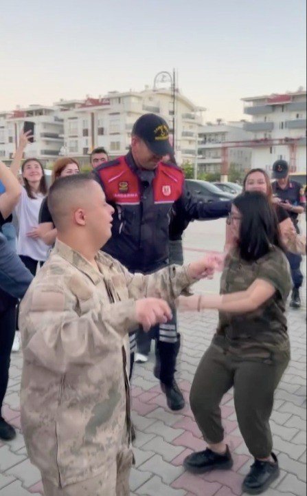 Down Sendromlu Niyazi’ye Davullu-zurnalı Asker Eğlencesi