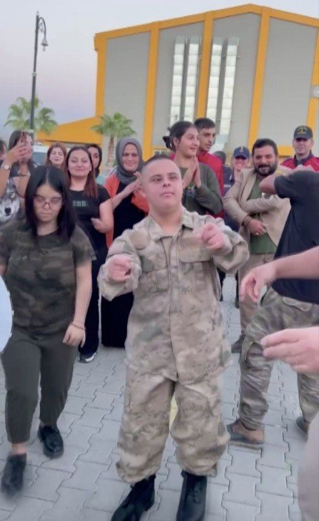 Down Sendromlu Niyazi’ye Davullu-zurnalı Asker Eğlencesi