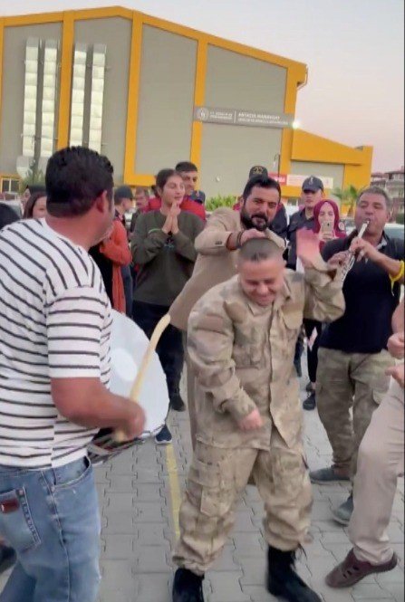 Down Sendromlu Niyazi’ye Davullu-zurnalı Asker Eğlencesi