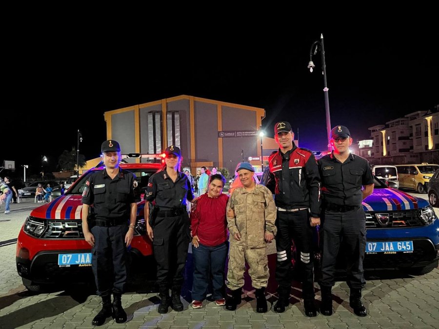 Down Sendromlu Niyazi’ye Davullu-zurnalı Asker Eğlencesi