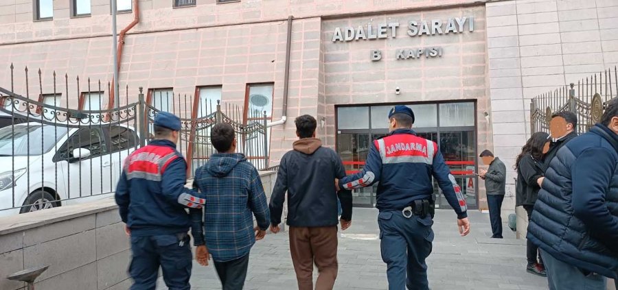 Oto Hırsızlığı Şüphelisi 2 Kişi Suçüstü Yakalandı