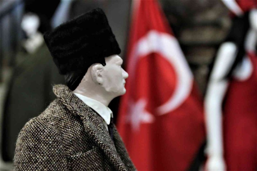 20 Kişilik Ekip 1.5 Yılda Atatürk’ün 15 Farklı Elbisesinin Birebir Aynısını Dikti