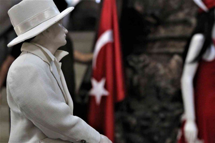 20 Kişilik Ekip 1.5 Yılda Atatürk’ün 15 Farklı Elbisesinin Birebir Aynısını Dikti