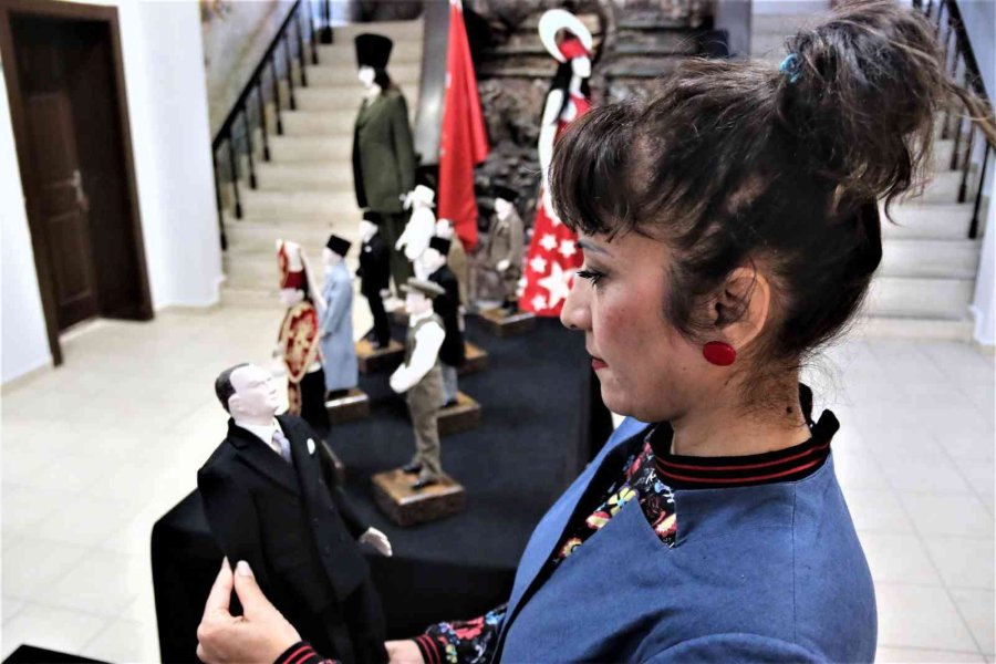 20 Kişilik Ekip 1.5 Yılda Atatürk’ün 15 Farklı Elbisesinin Birebir Aynısını Dikti