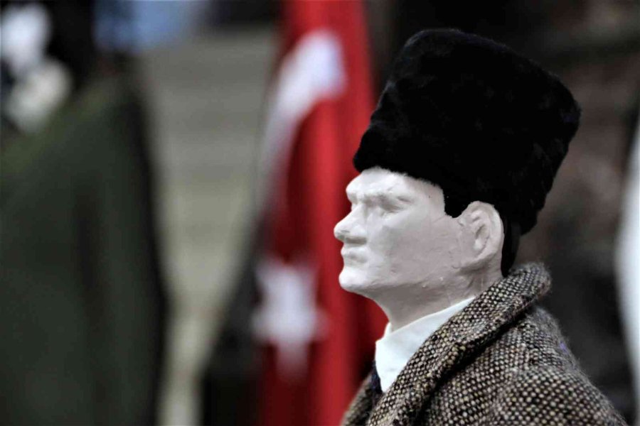 20 Kişilik Ekip 1.5 Yılda Atatürk’ün 15 Farklı Elbisesinin Birebir Aynısını Dikti