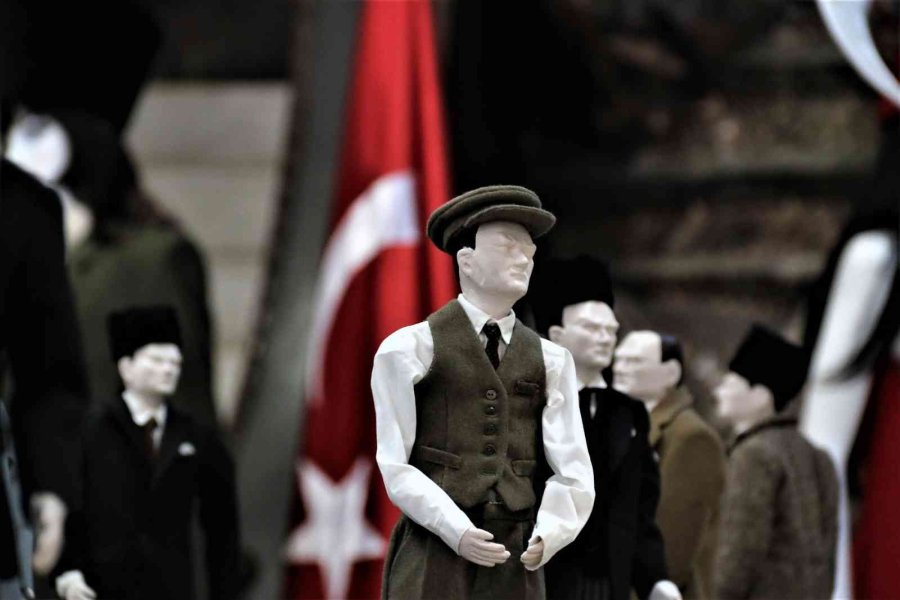 20 Kişilik Ekip 1.5 Yılda Atatürk’ün 15 Farklı Elbisesinin Birebir Aynısını Dikti
