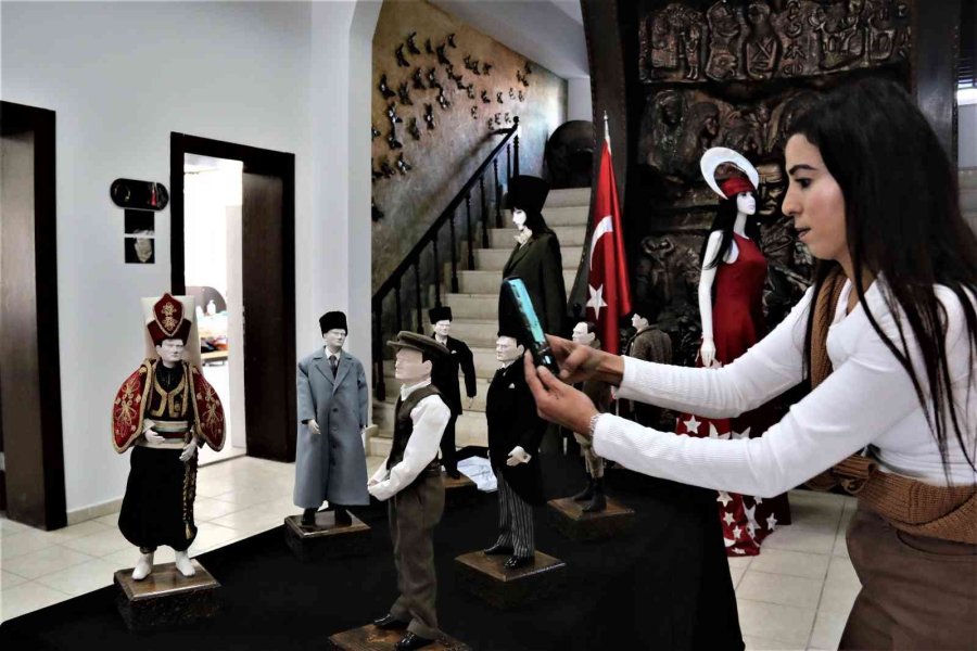 20 Kişilik Ekip 1.5 Yılda Atatürk’ün 15 Farklı Elbisesinin Birebir Aynısını Dikti