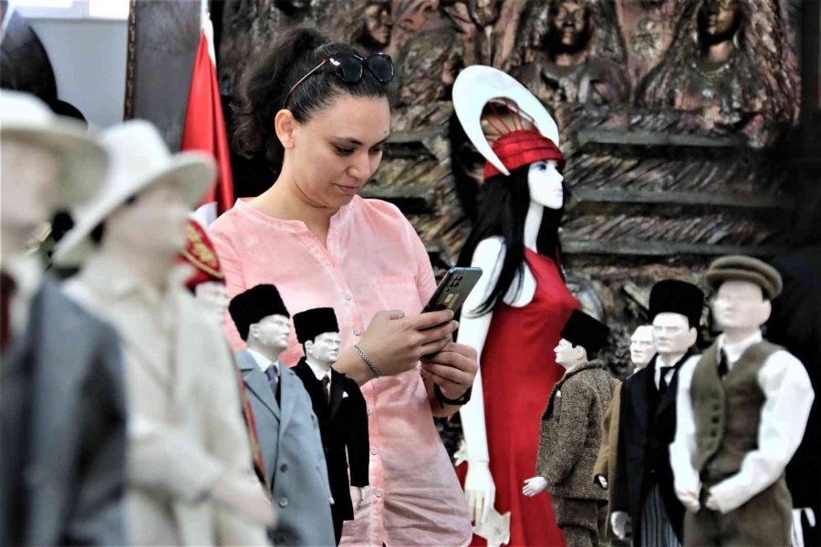 20 Kişilik Ekip 1.5 Yılda Atatürk’ün 15 Farklı Elbisesinin Birebir Aynısını Dikti